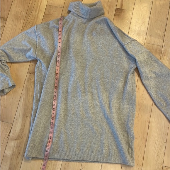 Gray Turtleneck Sweater with Long Sleeves and Relaxed Fit - Picture 3 of 5